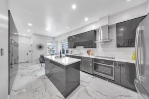 Η κουζίνα ή μικρή κουζίνα στο 3 bed 2 bath luxury home in Markham +10 φωτογραφίες