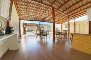 Una cocina y un comedor con mesa y sillas. en Vale Confort Hotel, en Petrolina