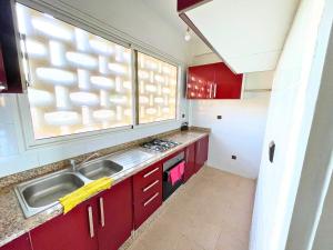 Una pequeña cocina con fregadero y ventana. en 3Bed-Room City Centre Apartment - 3 min to Train Station, en Fez