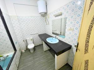un baño con lavabo e inodoro en 3Bed-Room City Centre Apartment - 3 min to Train Station, en Fez 25 fotos más