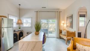 Khu vực ghế ngồi tại The Cannon Cottage by AvantStay Old Mt. Pleasant Gem Near Sullivan’s Island