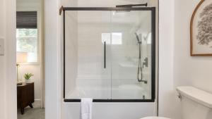 Phòng tắm tại The Cannon Cottage by AvantStay Old Mt. Pleasant Gem Near Sullivan’s Island +24 ảnh