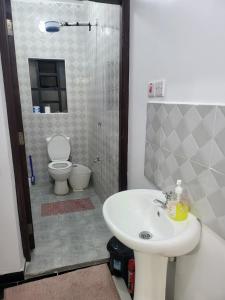 Ванная комната в GG PREMIUM Ngala 3br Five Beds