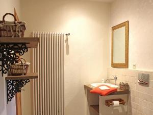 Et badeværelse på Gîte Rustique à Neuilly-le-Réal avec Animaux Acceptés - FR-1-489-611 + 8 billeder