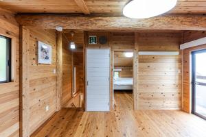 Una habitación con paredes de madera y una habitación con puerta. en AMANA Villa 101, en Amakusa 64 fotos más