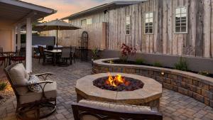 Фотография из галереи Coastal Retreat with Hot Tub Ocean Views Backyard Fun Newport Oasis by AvantStay в городе Арройо-Гранде