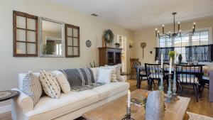 Гостиная зона в Coastal Retreat with Hot Tub Ocean Views Backyard Fun Newport Oasis by AvantStay