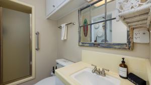 Ванная комната в Coastal Retreat with Hot Tub Ocean Views Backyard Fun Newport Oasis by AvantStay +32 фотографии