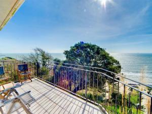 un balcon avec vue sur l'océan dans l'établissement 4 Bed in Ventnor oc-ic169, à Ventnor