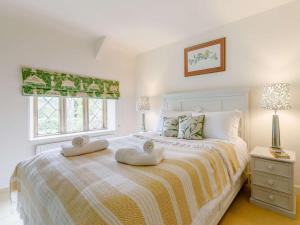 ein Schlafzimmer mit einem Bett, auf dem zwei Handtücher liegen in der Unterkunft 5 Bed in Dorchester oc-87050 in Buckland Newton + 37 Fotos