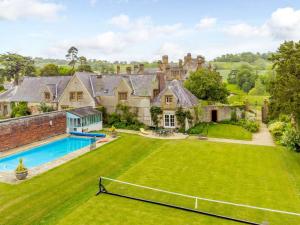 eine Luftansicht eines Herrenhauses mit einem großen Hof in der Unterkunft 5 Bed in Dorchester oc-87050 in Buckland Newton