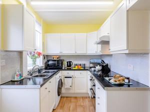 Køkken eller tekøkken på 2 Bed in Seahouses oc-78658