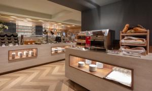 Sonesta Hotel Miraflores في ليما: a store with a baker with aasteryasteryasteryasteryasteryasteryasteryasteryastry