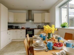 Η κουζίνα ή μικρή κουζίνα στο 3 Bed in Bridport oc-dc117