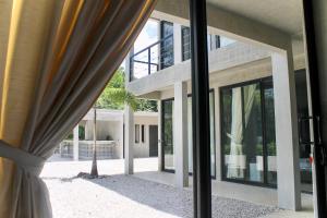 Mặt tiền/cổng chính của Nelblu Flamingo Suites