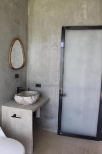 Phòng tắm tại Nelblu Flamingo Suites