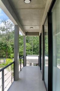 Ban công/sân hiên tại Nelblu Flamingo Suites