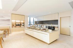 Kuchyň nebo kuchyňský kout v ubytování JI Hotel Hangzhou South Railway Station