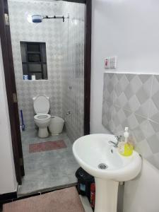 Ванная комната в GG PREMIUM Ngala 3br Five Beds +19 фотографий