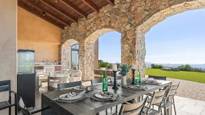 Infinity Pool Theater Pickleball 360 Views Near Lake Poway Sunset Point Estate by AvantStay في رانشو برناردو: فناء في الهواء الطلق مع طاولة وكراسي