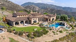 Infinity Pool Theater Pickleball 360 Views Near Lake Poway Sunset Point Estate by AvantStay في رانشو برناردو: منظر جوي لمنزل به حوض سباحة