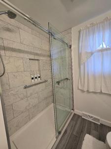 诺伍德The Upper Level Oasis- FIFA World Cup 2026 Stay的带玻璃门淋浴间的浴室 更多10张照片