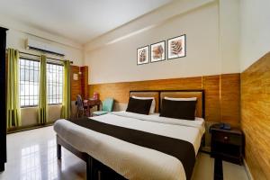 una camera da letto con un letto grande in una stanza di Hotel O Bharata Mata College Kakkanad a Kakkanad