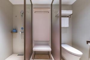 Et badeværelse på Hanting Hotel Shanghai International Tourism Resort Chuansha Road