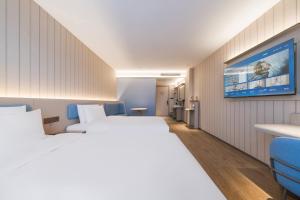 En eller flere senge i et værelse på Hanting Hotel Shanghai International Tourism Resort Chuansha Road + 17 billeder
