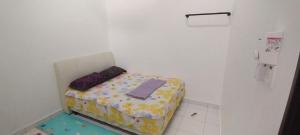 Postel nebo postele na pokoji v ubytování Homestay Muallim KLIA Dengkil Putrajaya M U S L I M