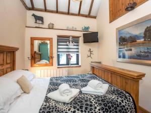 Postel nebo postele na pokoji v ubytování 2 Bed in Holt oc-ncc41