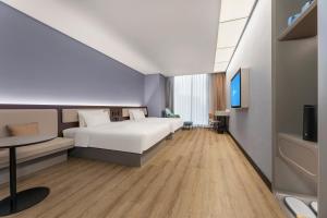 Postel nebo postele na pokoji v ubytování Hanting Hotel Suzhou Gusu Yungu Changjing Subway Station