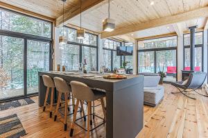 eine Küche mit einer großen Kochinsel in einem Raum mit Fenstern in der Unterkunft Chic & Bois in La Conception + 27 Fotos