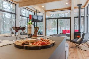 ein Tisch mit einer Flasche Wein und Weingläsern in der Unterkunft Chic & Bois in La Conception