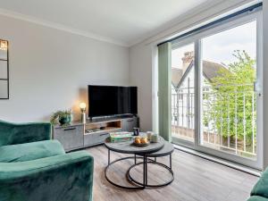 a living room with a couch and a tv and a table at 2 Bed in Freshwater oc-94561 in Freshwater