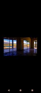 Una vista de un edificio vacío con dos ventanas. en Casa de Campo Finca la Angelita 2, en Tunuyán