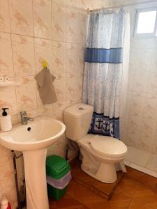 Ένα μπάνιο στο Cabaña La Serena con Estacionamiento privado