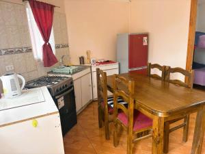 Η κουζίνα ή μικρή κουζίνα στο Cabaña La Serena con Estacionamiento privado