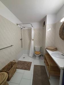 ein Badezimmer mit Badewanne, Toilette und Waschbecken in der Unterkunft Studio 7 in Balaruc-les-Bains