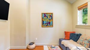 Et tv og/eller underholdning på The Cottage at Herons Roost by AvantStay