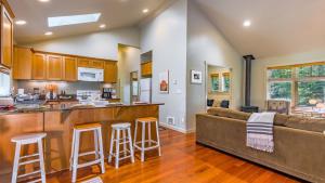 Køkken eller tekøkken på The Cottage at Herons Roost by AvantStay