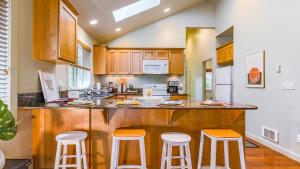 Køkken eller tekøkken på The Cottage at Herons Roost by AvantStay + 30 billeder