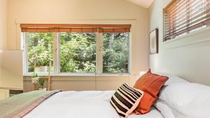 En eller flere senge i et værelse på The Cottage at Herons Roost by AvantStay