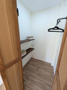 een kamer met een deur en een houten vloer bij CozyShell in General Luna