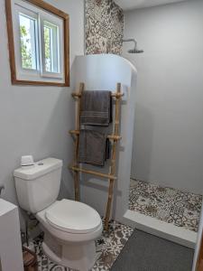 een badkamer met een toilet en een handdoekenrek bij CozyShell in General Luna +1 foto