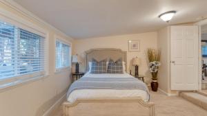 Кровать или кровати в номере Lake Star by AvantStay Hot Tub Walk to Beach