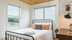 Una cama o camas en una habitación de Swan Lake Cottage by AvantStay Views Firepit