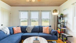 Un lugar para sentarse en Swan Lake Cottage by AvantStay Views Firepit