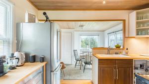 Una cocina o cocineta en Swan Lake Cottage by AvantStay Views Firepit 17 fotos más