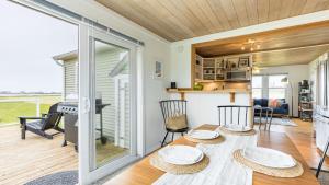 Galería fotográfica de Swan Lake Cottage by AvantStay Views Firepit en Oak Harbor